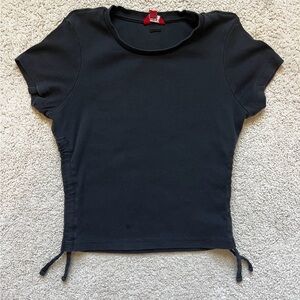 GUESS Los Angeles Ribbed Black Side-Ruched Short Sleeve Top – Women’s Medium